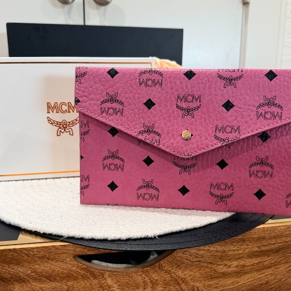 !!One left!! MCM Pink Logo Envelope Clutch or shoulder bag :) gift w/ purchase - Picture 4 of 10
